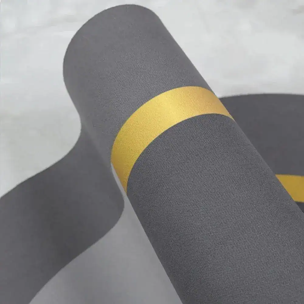 Badteppich Industrial grau mit goldener Akzentstreife, robust und stilvoll für moderne Badezimmer.