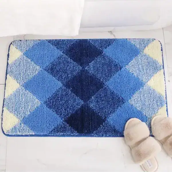 Badteppich Karo in Blau-Weiß, flauschig, für Badezimmer und Dusche.