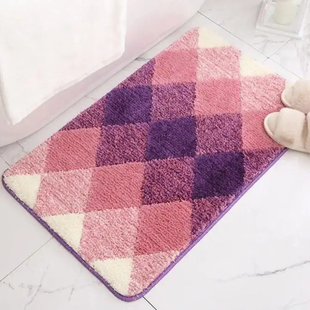Badteppich Karo in Rosa und Lila mit weicher Hochflor-Optik für Komfort und Stil im Badezimmer.
