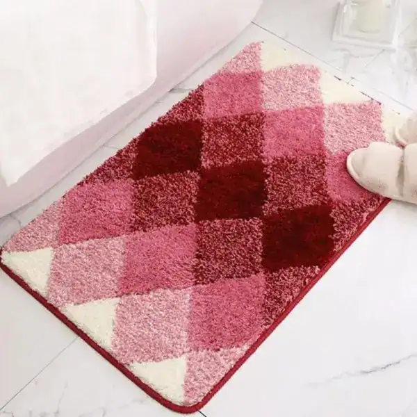 Badteppich Karo in Rosa- und Rotnuancen, flauschig und weich für das Badezimmer.