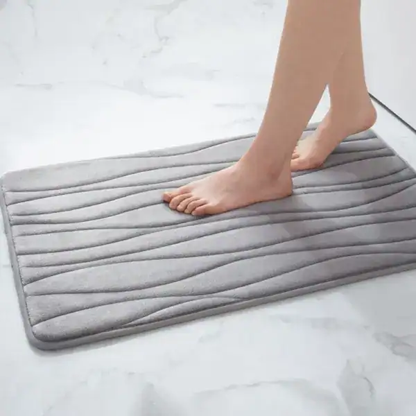 Grauer Badteppich Klein mit wellenförmigem Muster, ideal für Badezimmer und Dusche.