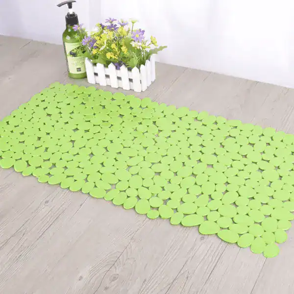 Grüner Badteppich aus Kunststoff mit Steinoptik, ideal für Badezimmer und Dusche.