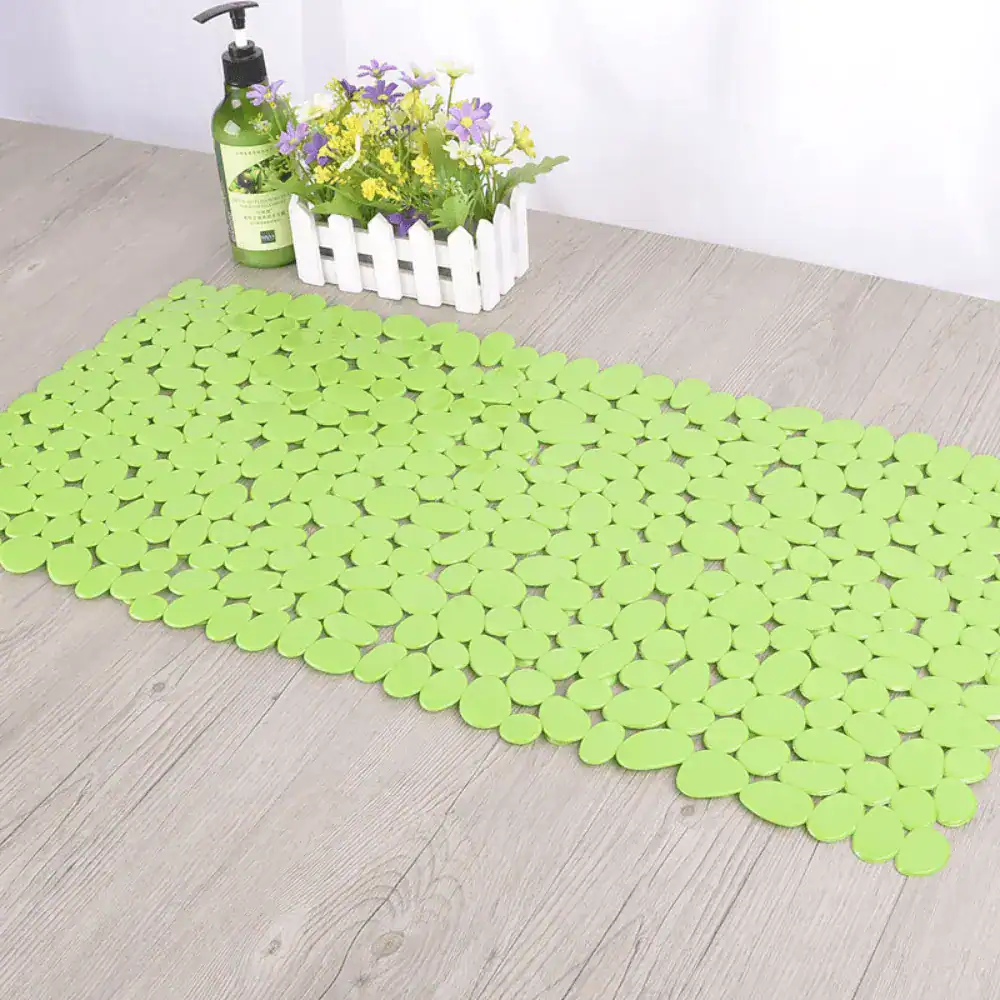 Grüner Badteppich aus Kunststoff mit Steinoptik, ideal für Badezimmer und Dusche.