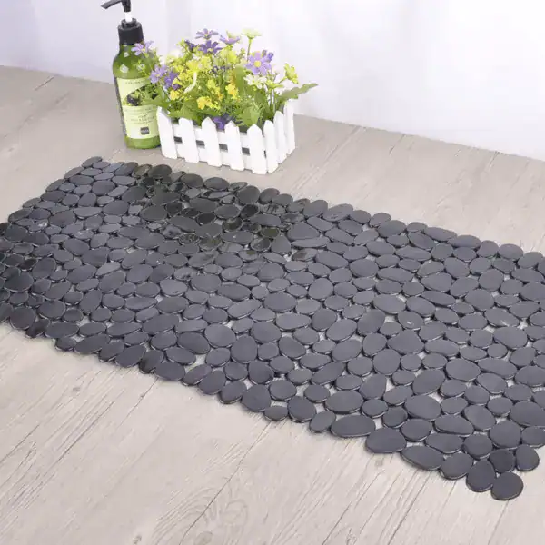 Schwarzer Badteppich aus Kunststoff mit Steinoptik für Dusche oder Badewanne.