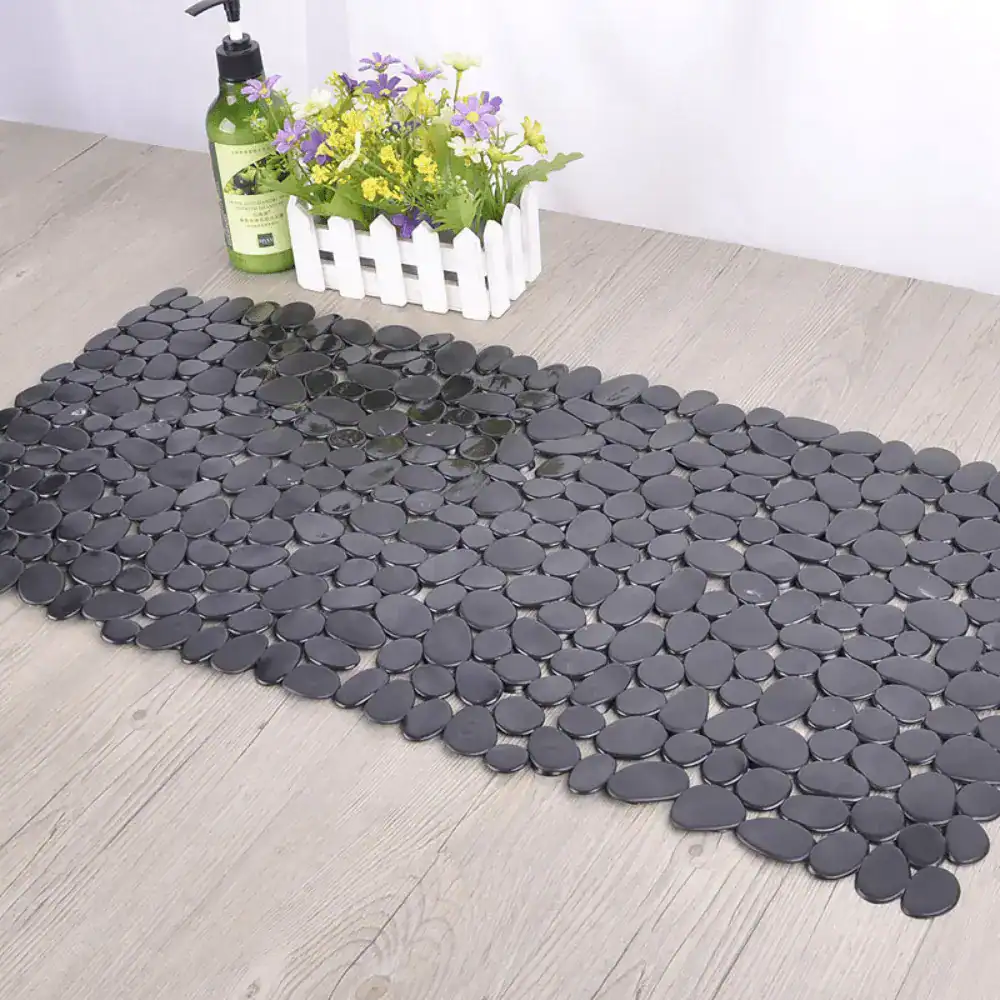Schwarzer Badteppich aus Kunststoff mit Steinoptik für Dusche oder Badewanne.