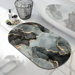 Marmor-Badteppich mit goldfarbenen Akzenten, stilvoll im Badezimmer platziert.
