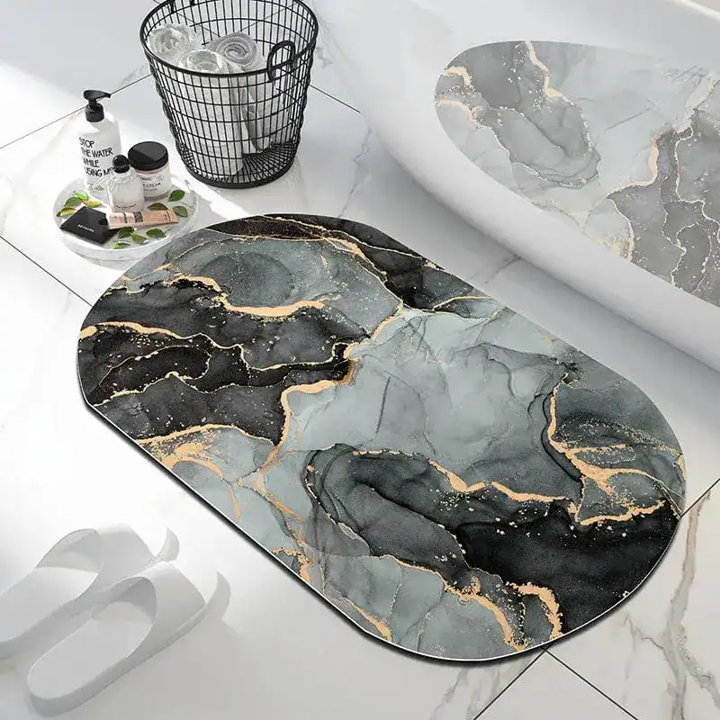Marmor-Badteppich mit goldfarbenen Akzenten, stilvoll im Badezimmer platziert.