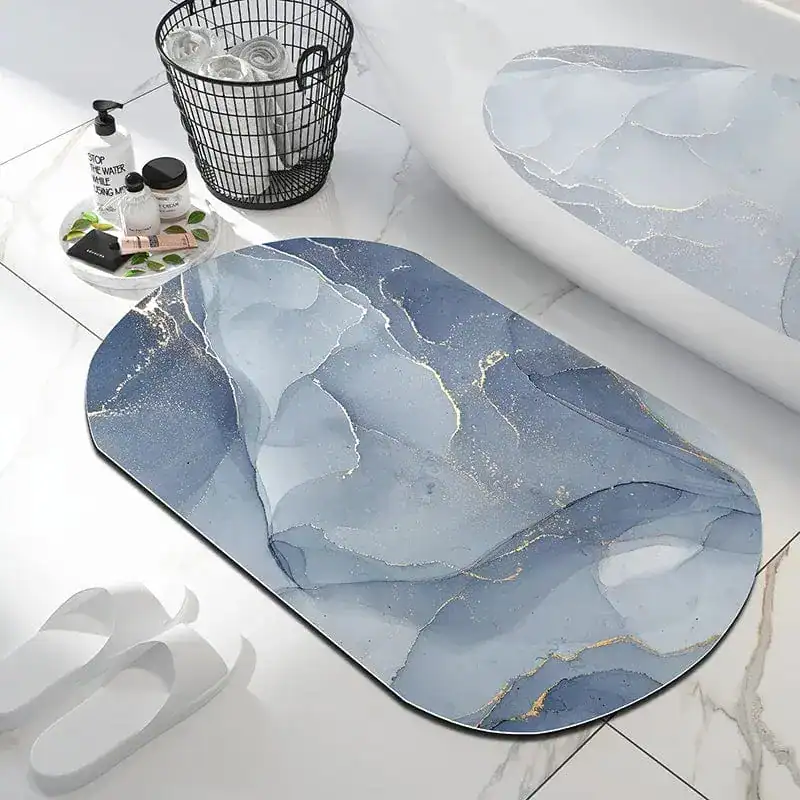 Badteppich Marmor in Blau mit Goldakzenten, modernes Design für Bad und Dusche.