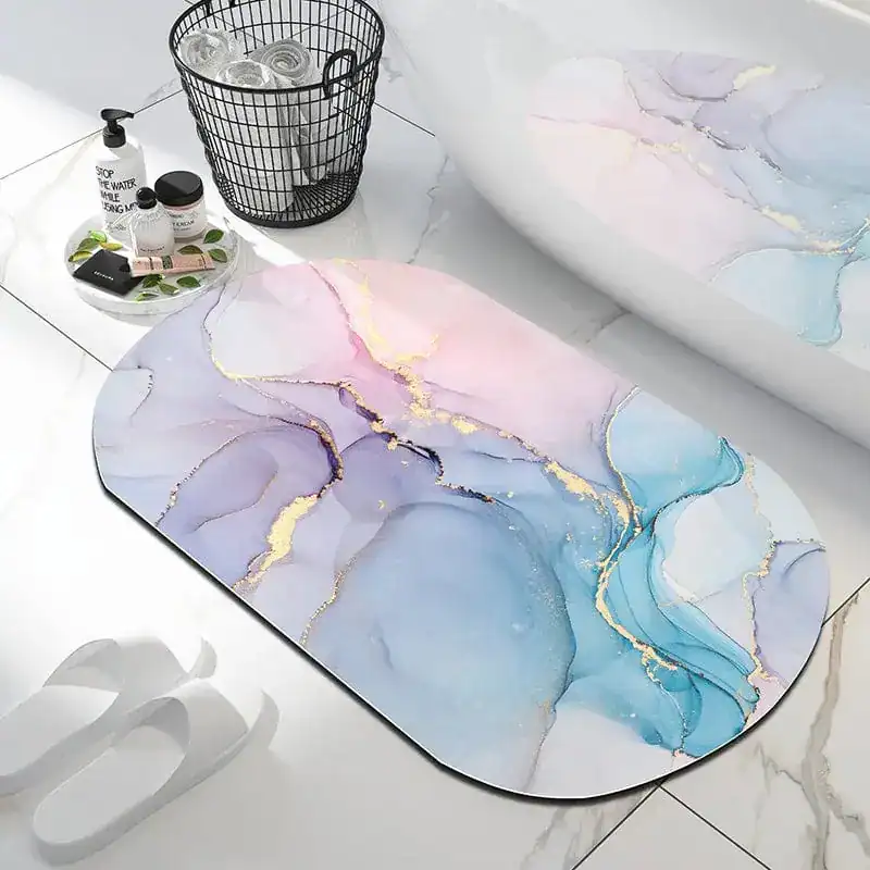 Badteppich Marmor in pastellfarbenem Design mit Goldakzenten für stilvolle Badezimmer.