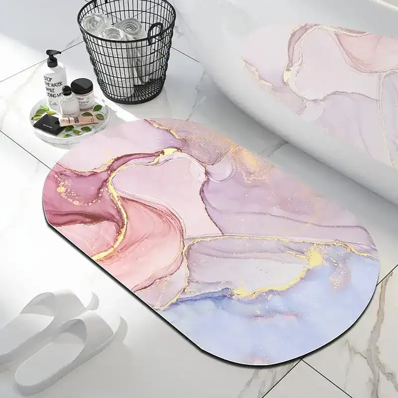 Badteppich Marmor in rosa-lila-gold Farbverlauf, modernes Badezimmer Design.