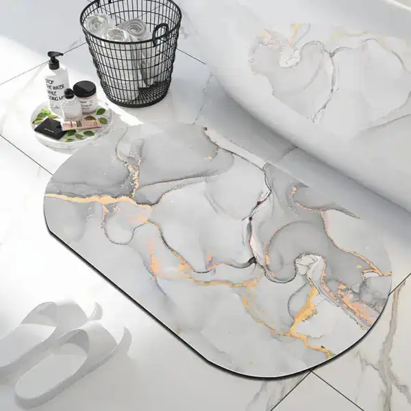 Badteppich Marmor mit goldfarbenen Akzenten, modernes Design für Badezimmer.