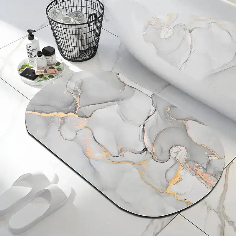 Badteppich Marmor mit goldfarbenen Akzenten, modernes Design für Badezimmer.