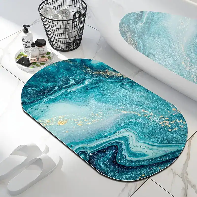 Badteppich Marmor in türkis-blau mit goldfarbenen Akzenten, modernes Badezimmer-Design.