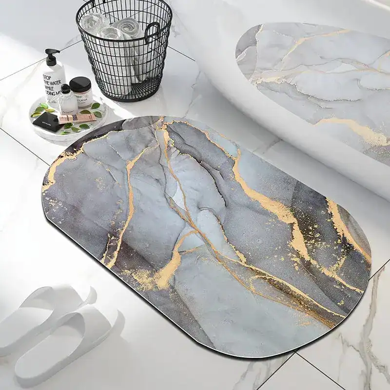 Badteppich Marmor mit goldfarbenen Akzenten, modernes Badezimmer-Design.