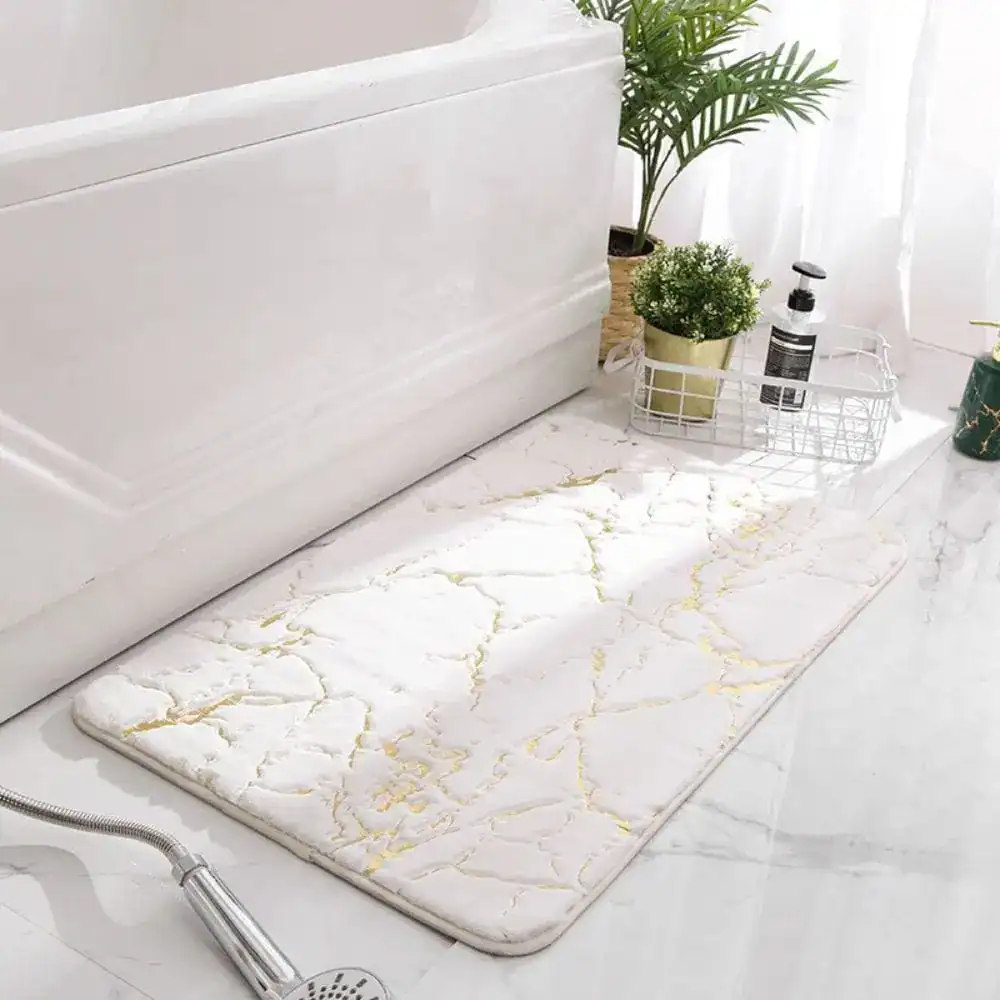 Badteppich Marmor Optik mit goldfarbenen Adern, weich und rutschfest für Bad und Dusche.