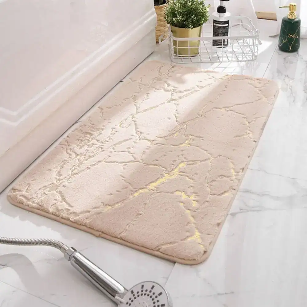 Badteppich Marmor Optik, cremefarben mit goldfarbenen Adern, für Bad und Dusche.