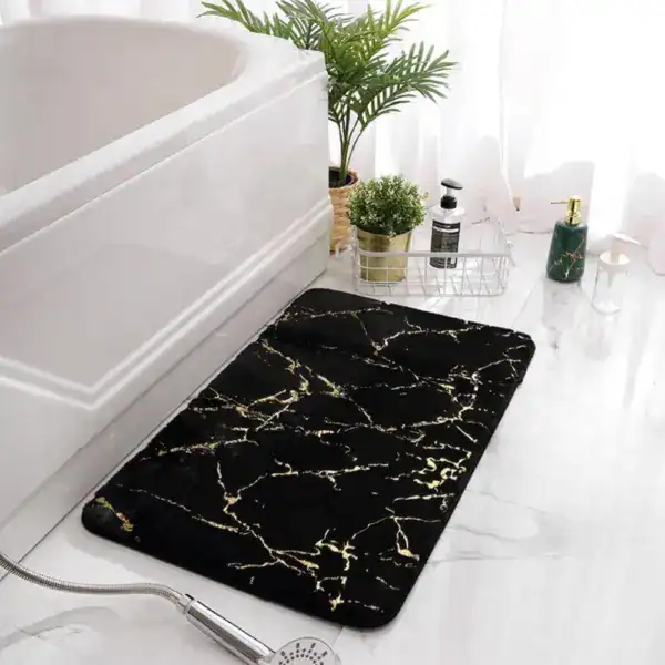 Schwarzer Badteppich mit goldener Marmoroptik für stilvolle Badezimmer.
