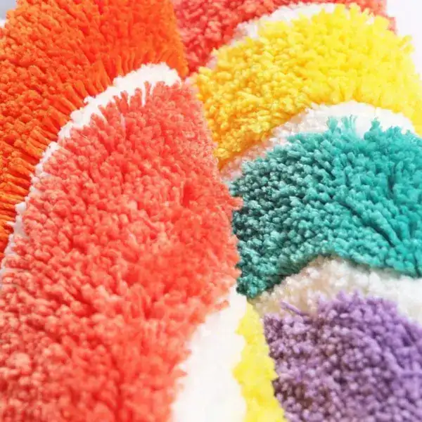 Mehrfarbiger Badteppich mit weicher, flauschiger Oberfläche in leuchtenden Farben.