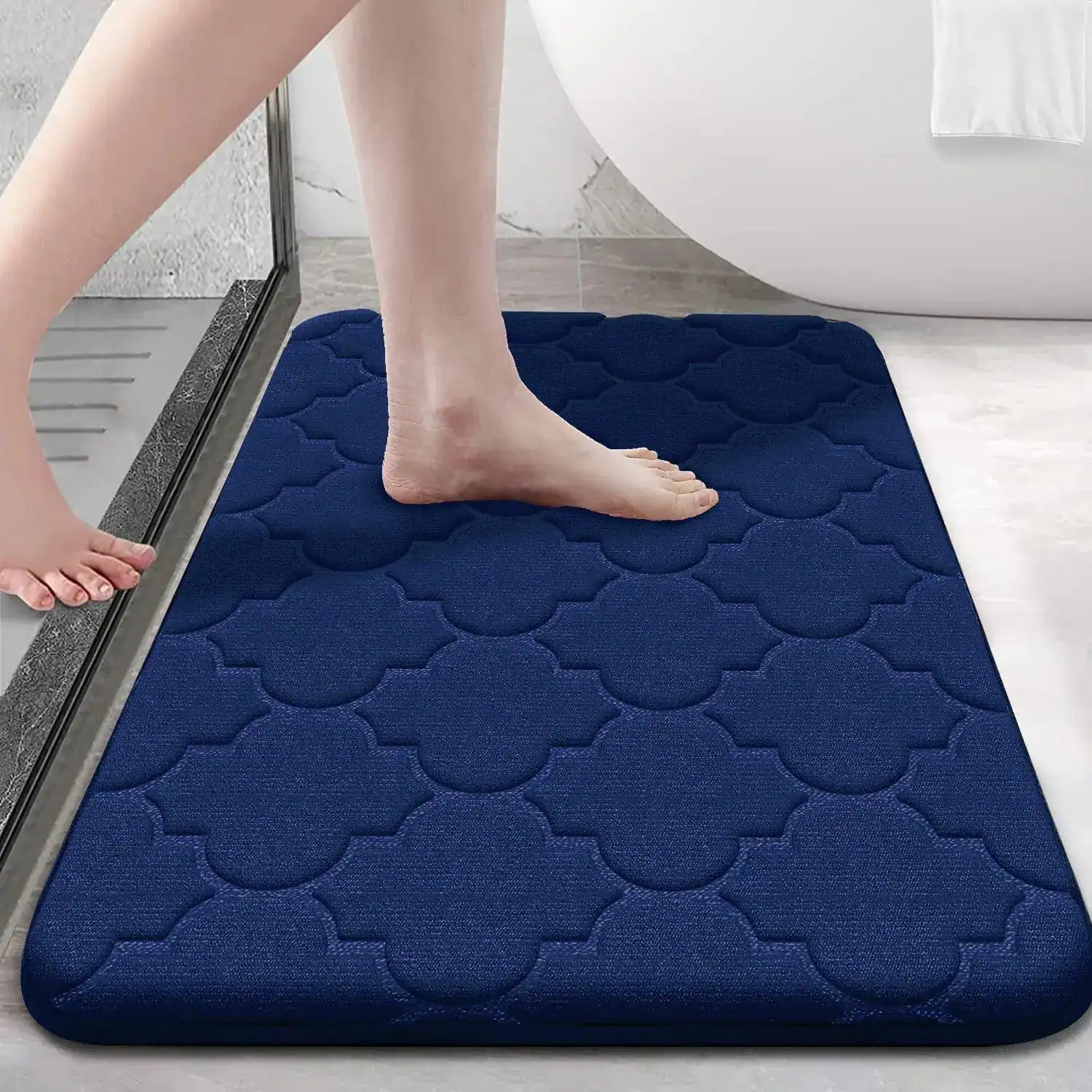 Dunkelblauer Badteppich Memory mit gepolstertem Muster, ideal für Duschbereich und Komfort.