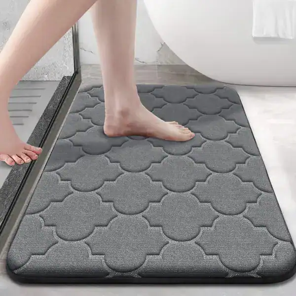 Dunkelgrauer Badteppich Memory mit geometrischem Muster, ideal für Badezimmer und Dusche.