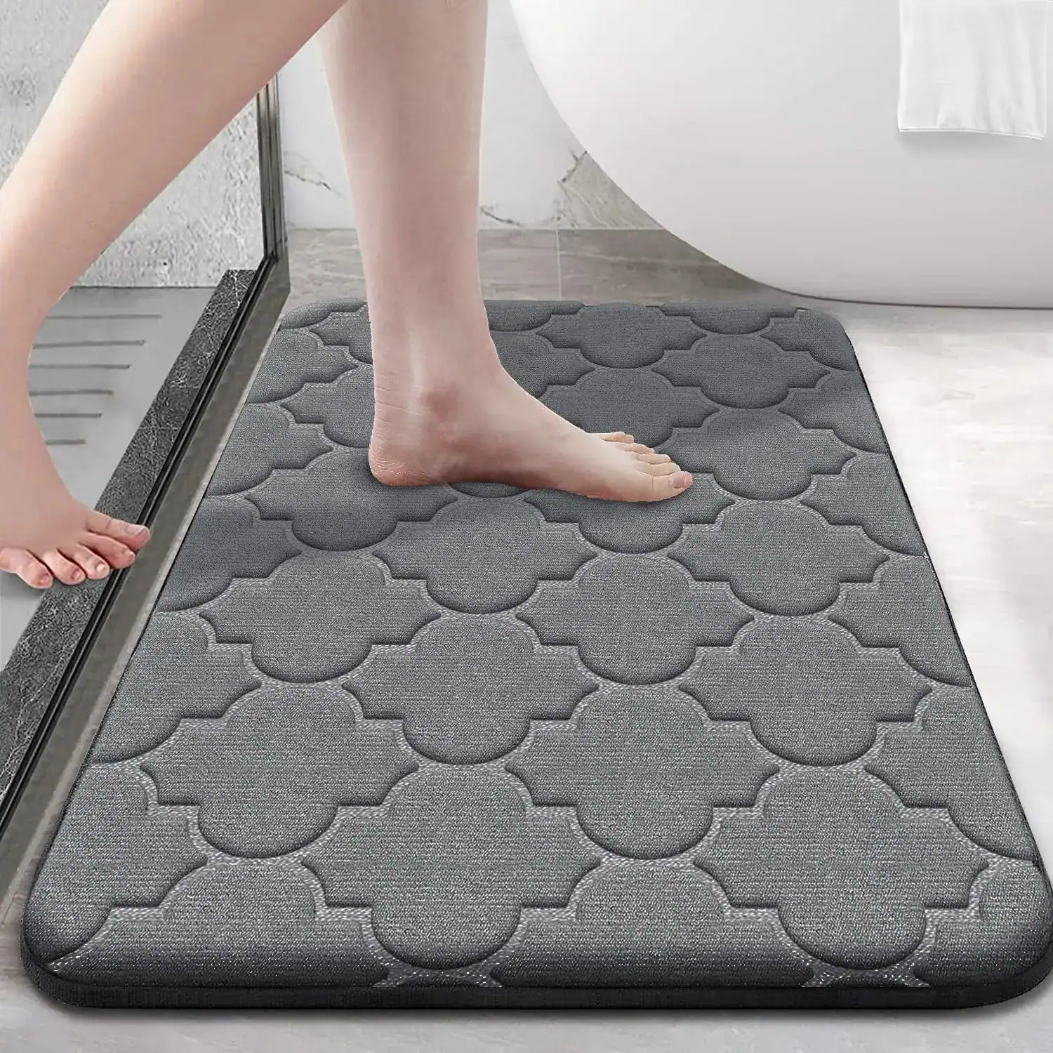 Dunkelgrauer Badteppich Memory mit geometrischem Muster, ideal für Badezimmer und Dusche.