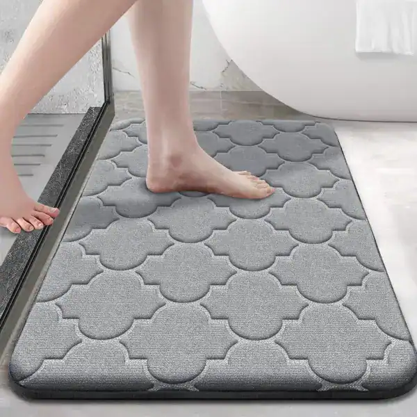 Grauer Badteppich Memory mit geometrischem Muster, ideal für Duschbereich und Badezimmer.