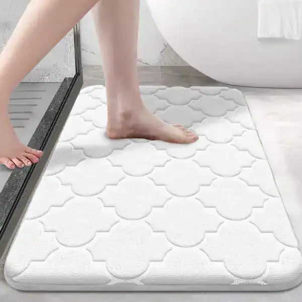 Weißer Badteppich Memory mit gepolstertem Muster, ideal für Badezimmer und Dusche.