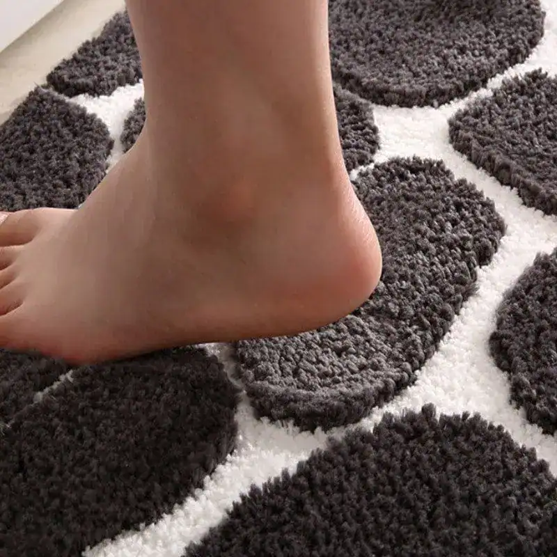 Fuß auf Komfort Badematte mit Memory Foam, grau-weißes Muster.