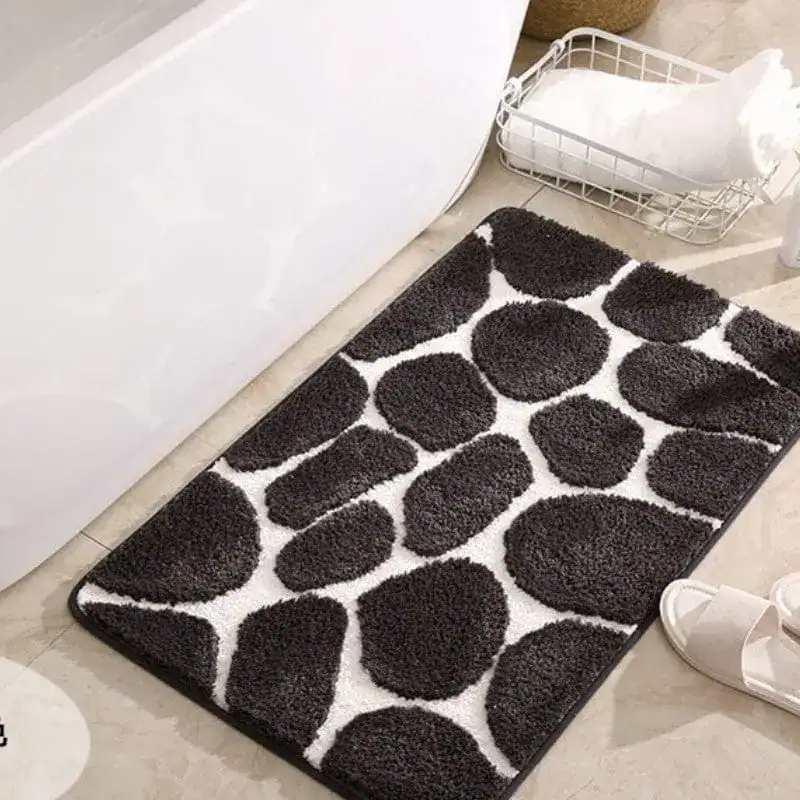 Schwarzer Badteppich mit Memory Foam, Giraffenmuster, für Badezimmer.
