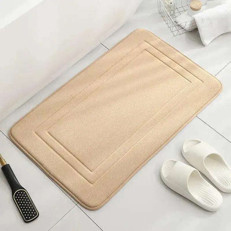 Badteppich Memory Schaum in Beige, weicher Fußbodenbelag für Badezimmer.