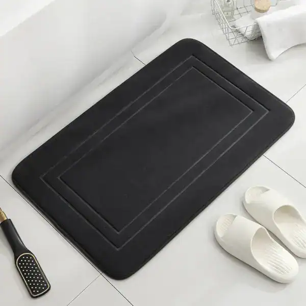 Schwarzer Badteppich Memory Schaum mit gerippter Bordüre, ideal für Badezimmer und Dusche.