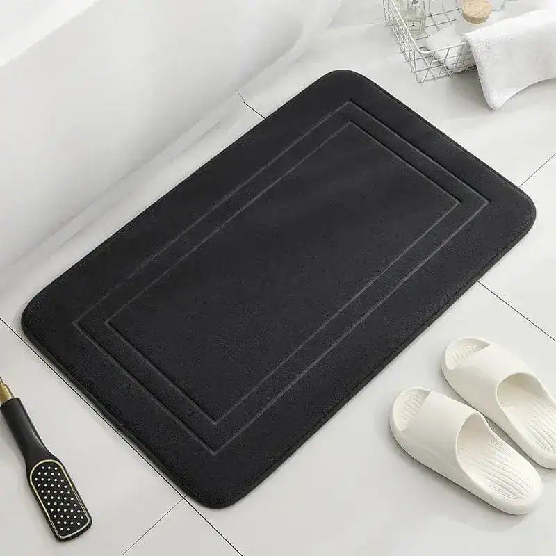Schwarzer Badteppich Memory Schaum mit gerippter Bordüre, ideal für Badezimmer und Dusche.