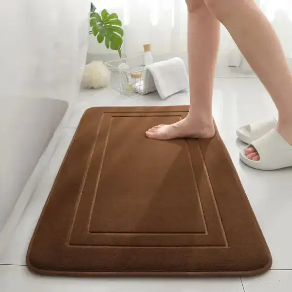 Badteppich Memory Schaum in Braun, weicher Fußbodenbelag für Badezimmer.