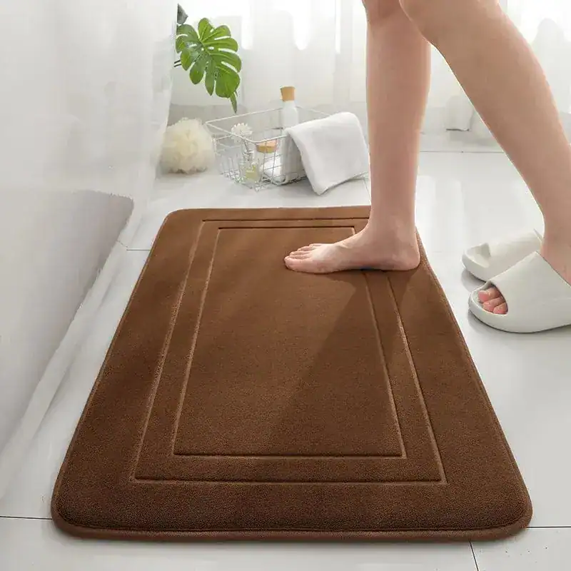 Badteppich Memory Schaum in Braun, weicher Fußbodenbelag für Badezimmer.