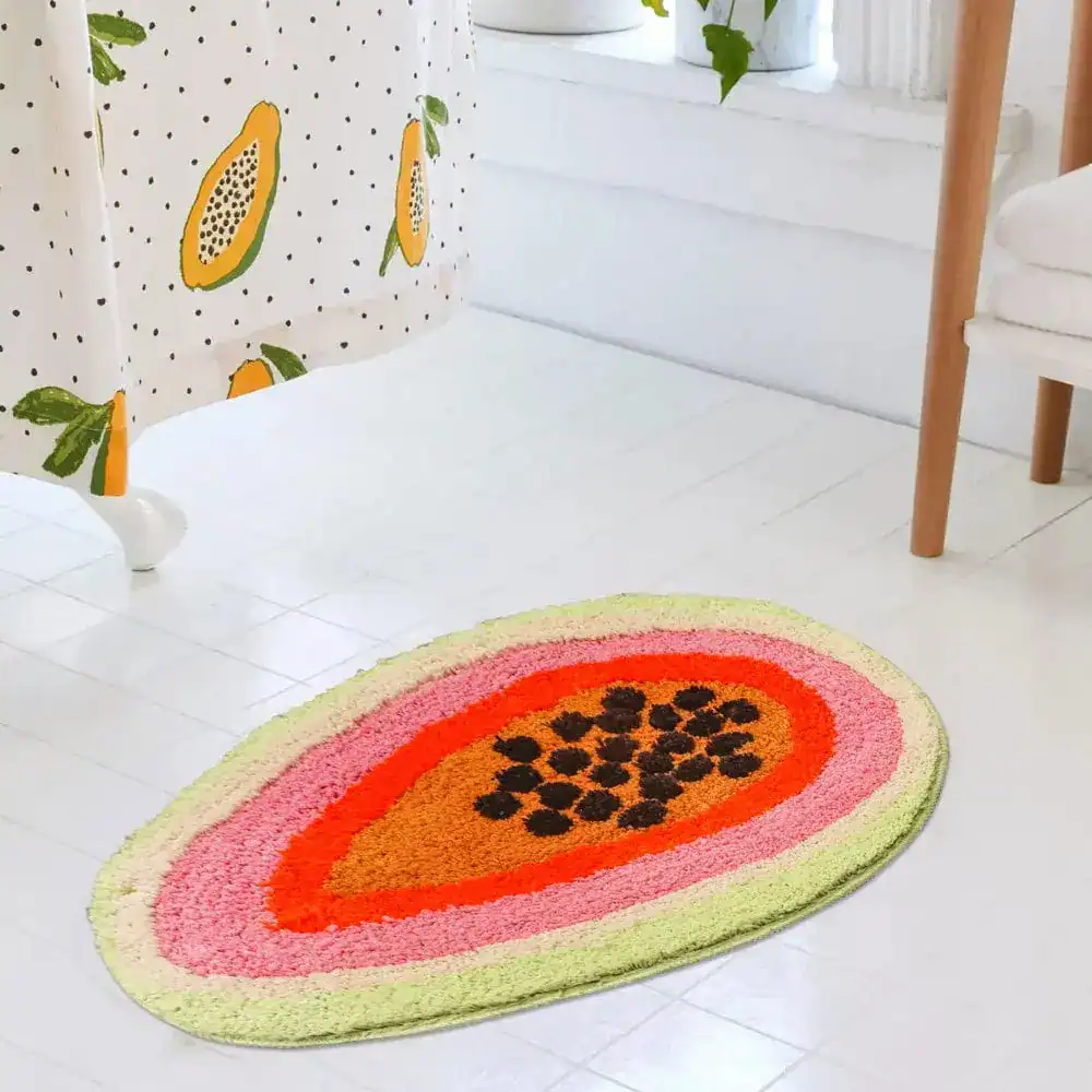 Farbenfroher Badteppich mit Papaya-Motiv für stilvolle Badezimmerdekoration.