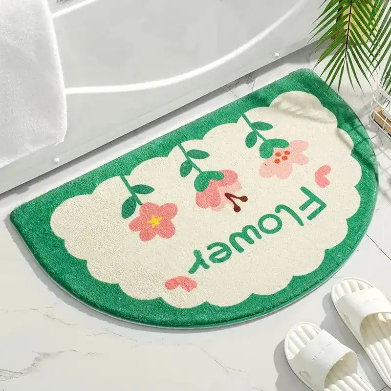 Natur-Badteppich mit Blumenmotiv und grünem Rand, halbrund für Badewanne.
