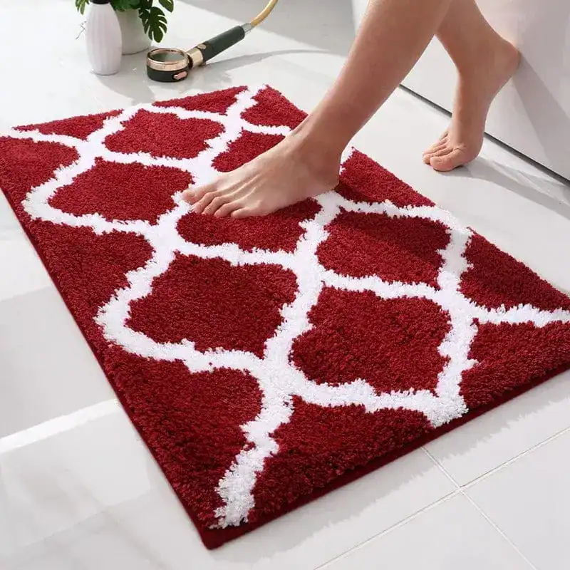 Orientalischer Badteppich rot-weiß mit geometrischem Muster, weicher Hochflor für Komfort und Stil.