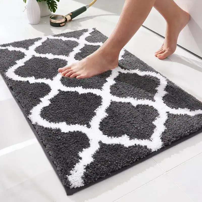 Orientalischer Badteppich mit geometrischem Muster, weicher Hochflor-Textur für Komfort und Stil im Badezimmer.