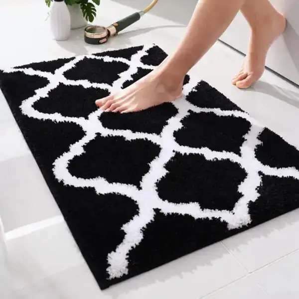 Orientalischer Badteppich mit schwarz-weißem Muster, weicher Hochflor-Badematte für Badezimmer.