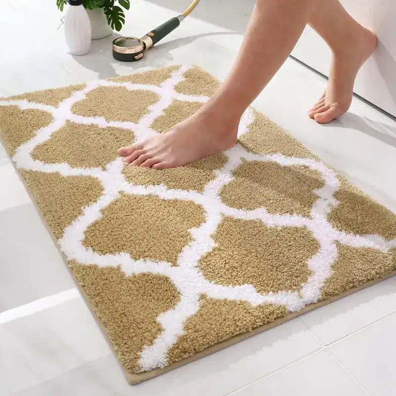 Orientalischer Badteppich mit geometrischem Muster, weicher Hochflor-Textur für Komfort und Stil im Badezimmer.