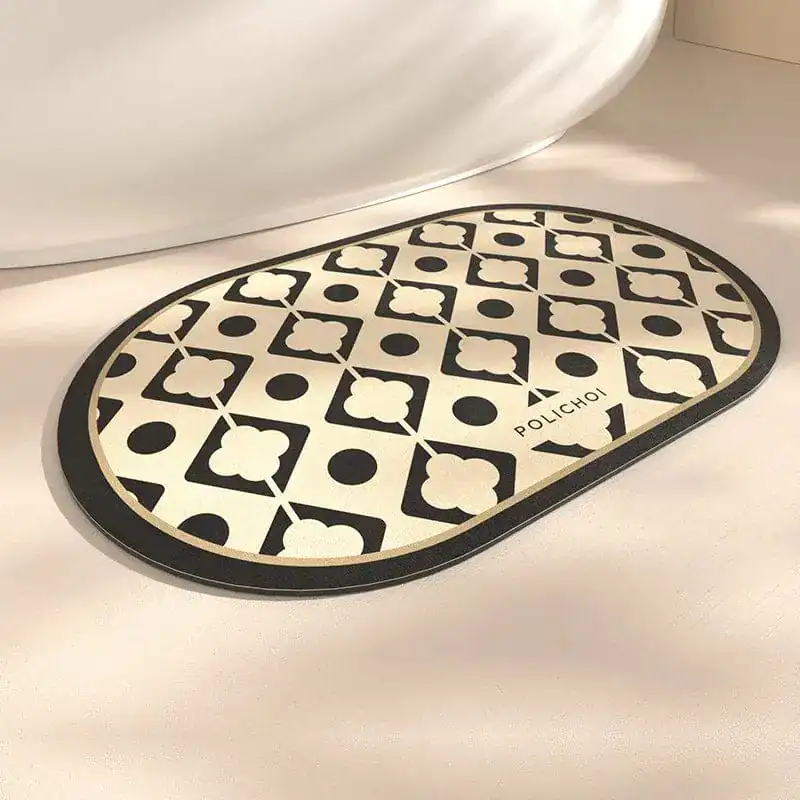 Ovaler Badteppich mit schwarz-weißem Muster, ideal für Badezimmer und Dusche.