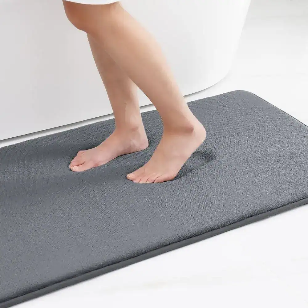 Premium Badteppich in Grau, weicher Fußbodenmatte für Badezimmer mit Anti-Rutsch- und Dämpfungseigenschaften.