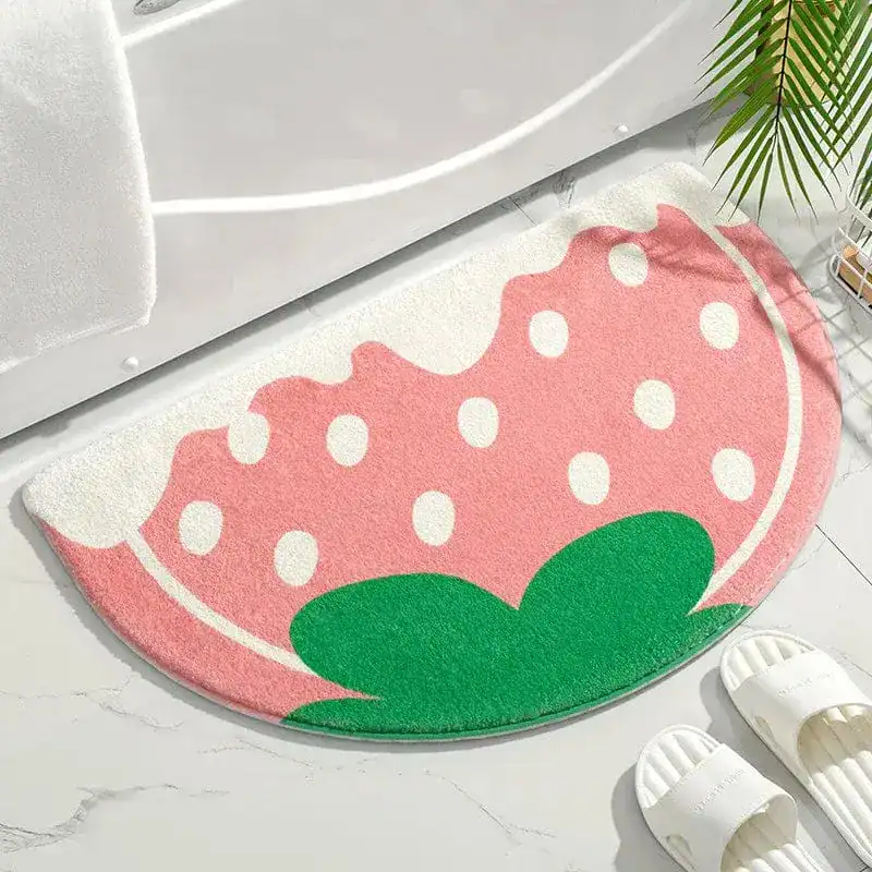 Rosa Wassermelonen-Badematte im Halbkreis vor Badewanne.