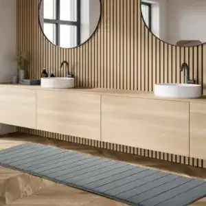 Rutschfester Badteppich mit gerippter Oberfläche für sicheren Stand im Badezimmer.