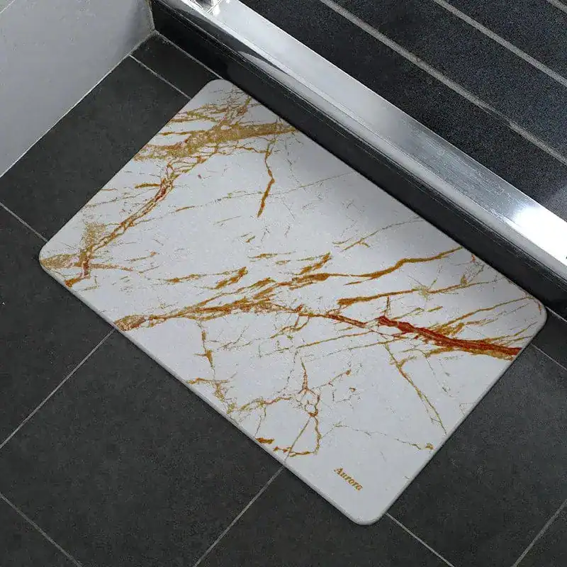 Badteppich Sand mit Marmoroptik, goldene Adern auf weißem Grund, Badematte für Dusche oder Toilette.