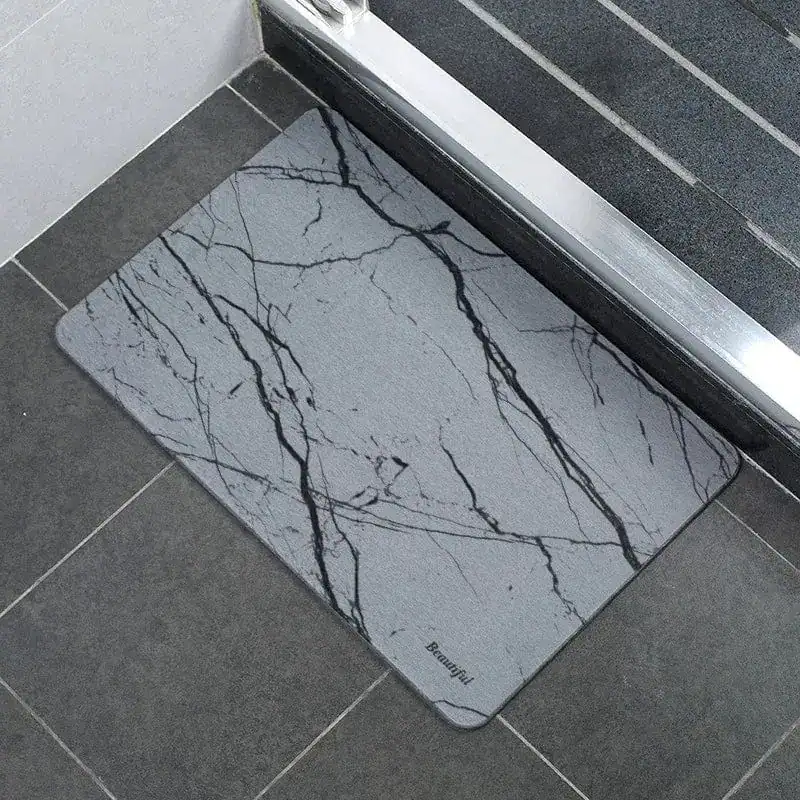Badteppich Sand mit Marmoroptik, grau-schwarz, rutschfest für Badezimmer.