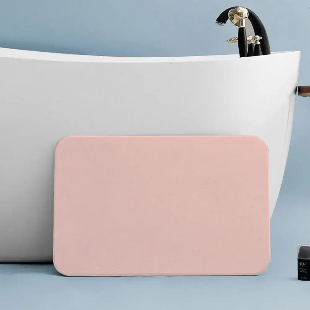 Saugfähiger Badteppich in Rosa vor weißer Badewanne, rutschfest und pflegeleicht.