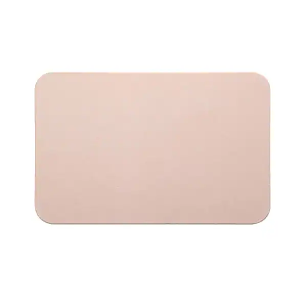 Saugfähiger Badteppich in sanftem Rosa, runder Ecken, für optimale Feuchtigkeitsabsorption im Badezimmer.