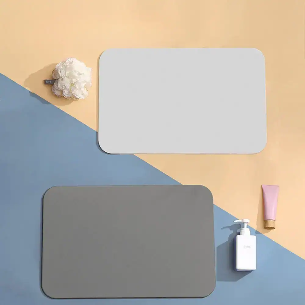 Saugfähiger Badteppich in Grau und Hellgrau, ideal für Badezimmer mit modernem Design.