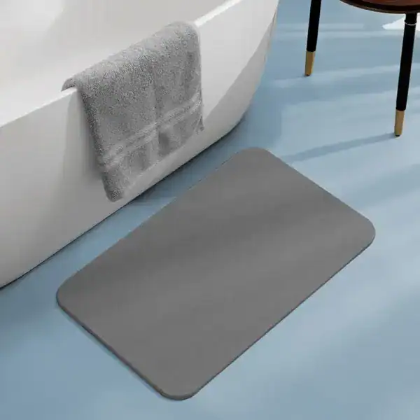 Saugfähiger Badteppich grau vor Dusche, rutschfest und pflegeleicht für Badezimmer.